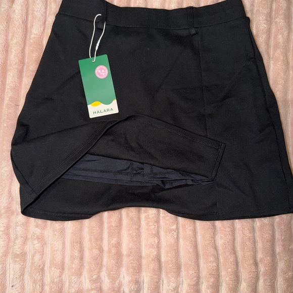 HALARA Dresses & Skirts - HALARA Black Skort with Inner Shorts and Tag